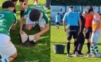 Los jugadores de La Cultural y Deportiva Cebrereña tapan un socavón