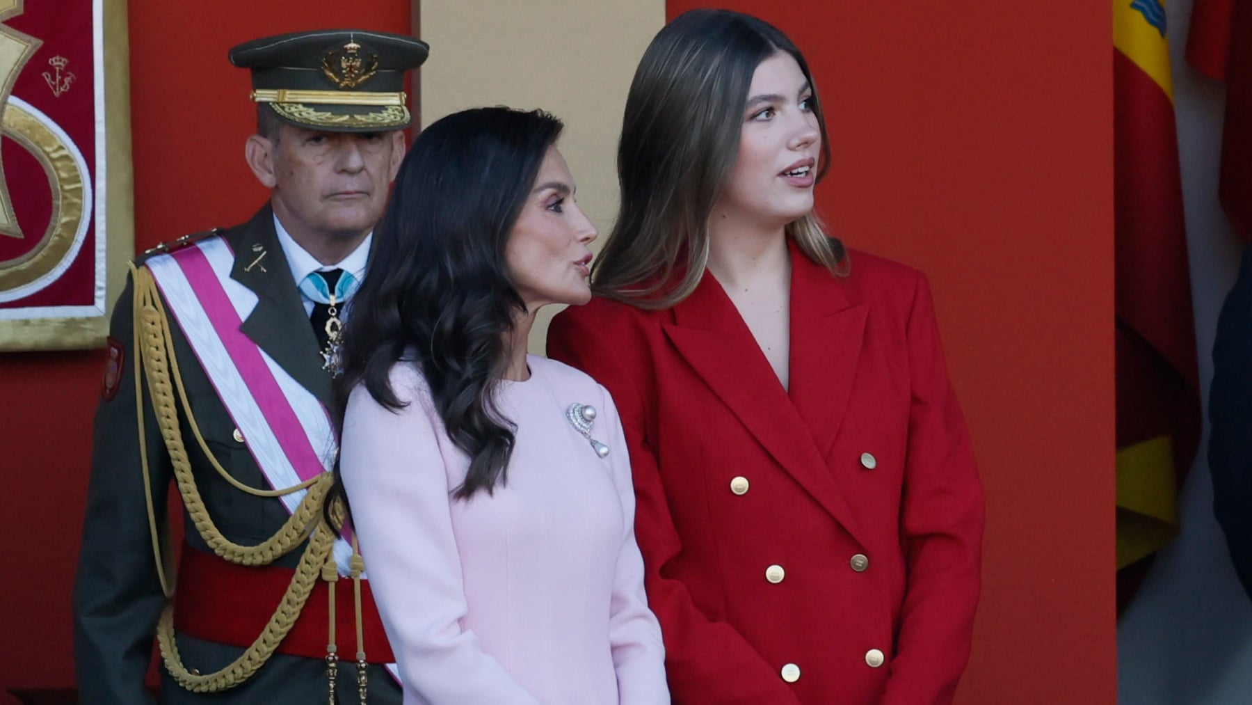 La infanta Sofía con la Reina Letizia. (Foto: EFE)