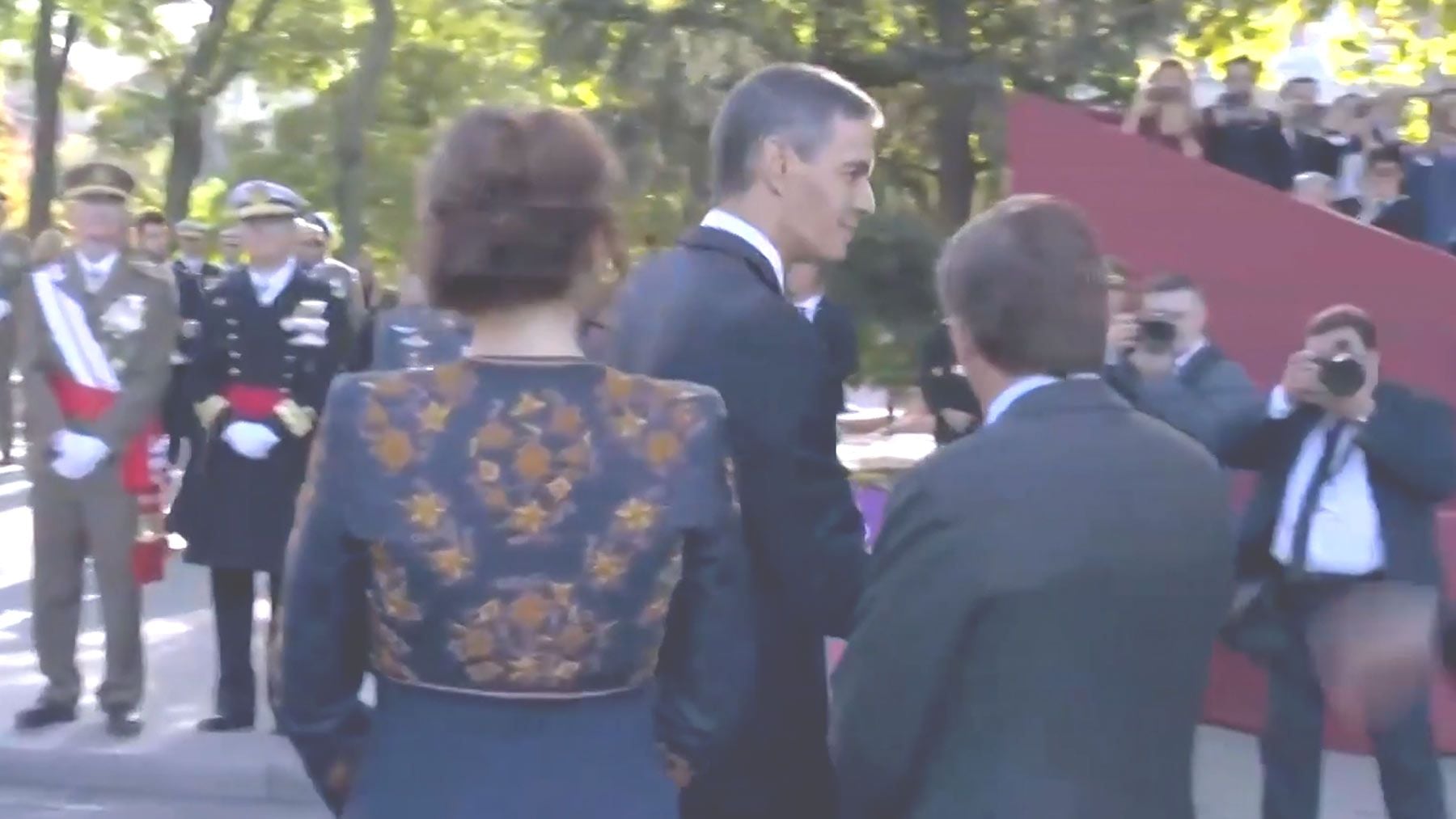 El tenso saludo de Sánchez, Ayuso y Almeida en el desfile del 12-O