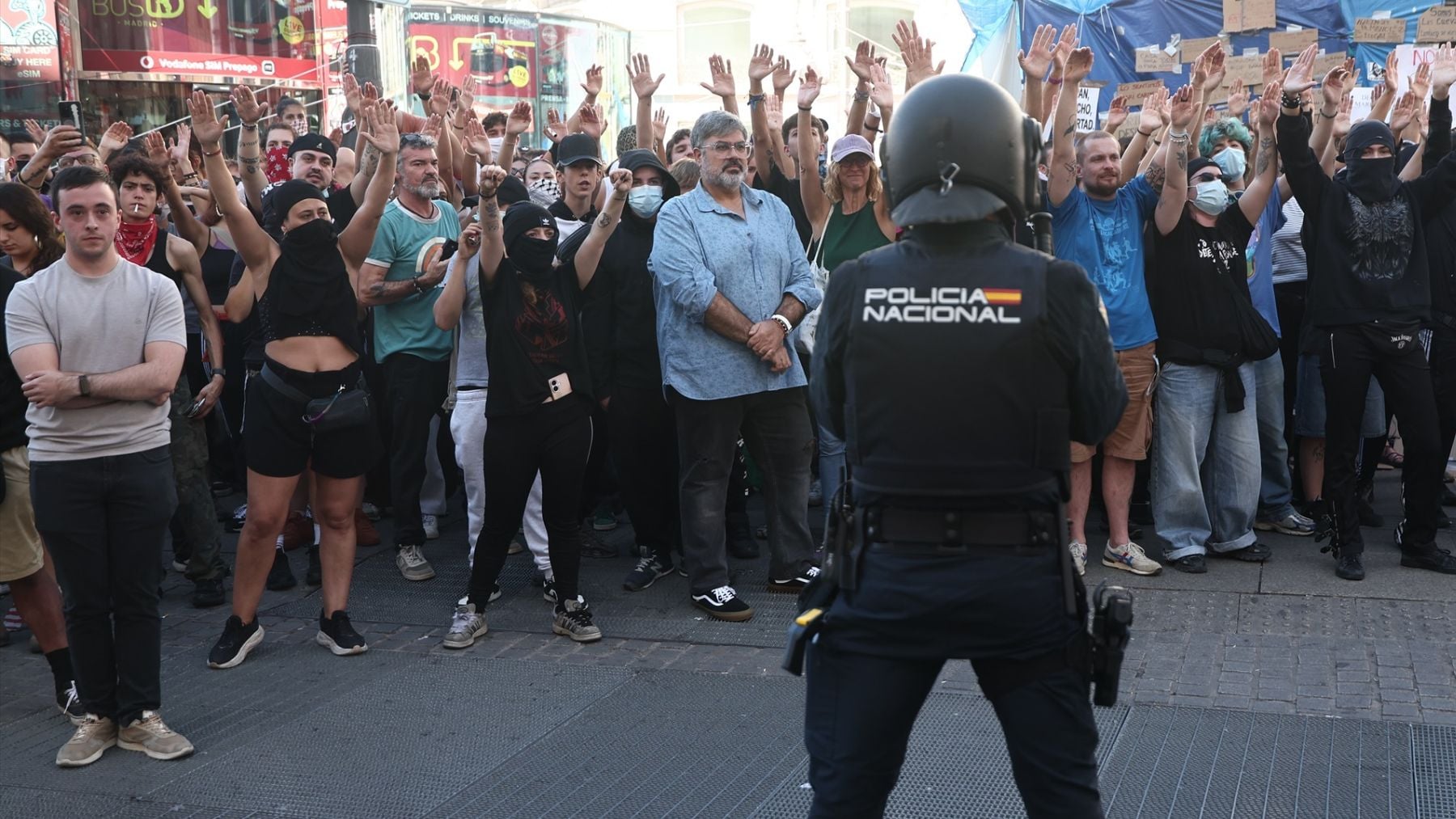 Un policía herido y dos detenidos en los enfrentamientos entre grupos radicales en la Puerta del Sol