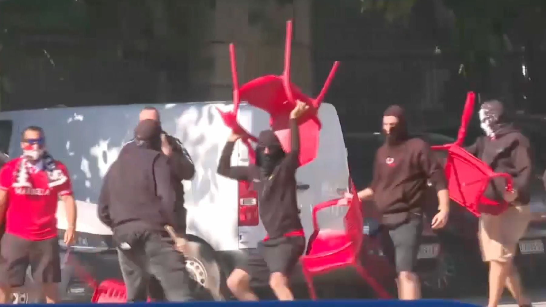 Batalla campal en Valencia entre ultras de Levante y Sevilla antes del partido de Liga