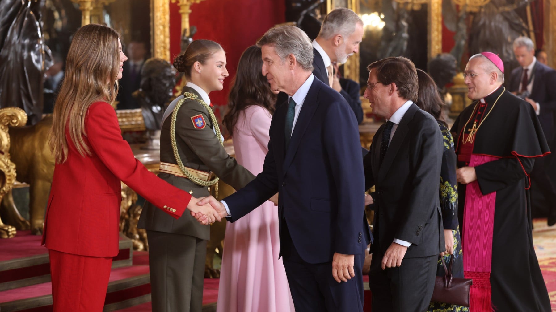 Feijóo en los corrillos del 12-O: Veo a mi partido más enchufado que en las elecciones de 2023