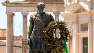 Estatua de Julio César junto a los Foros Imperiales, en Roma. Foto: Jon Gudorf vía Wikimedia Commons - CC BY-SA 2.0