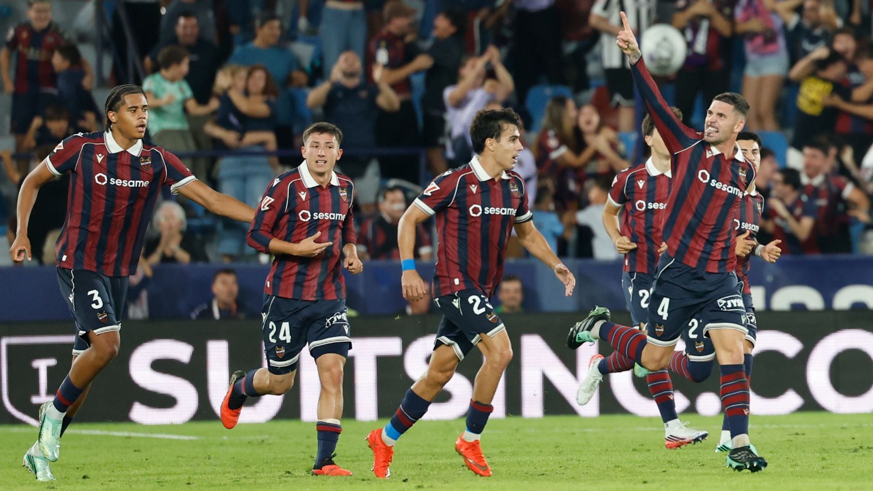 Los jugadores del Levante celebran un gol ante el Sevilla. (EFE)