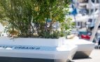 Módulo del oasis urbano de BORVO, con arbustos y flores en una jardinera, junto a un puerto deportivo. Foto: BORVO