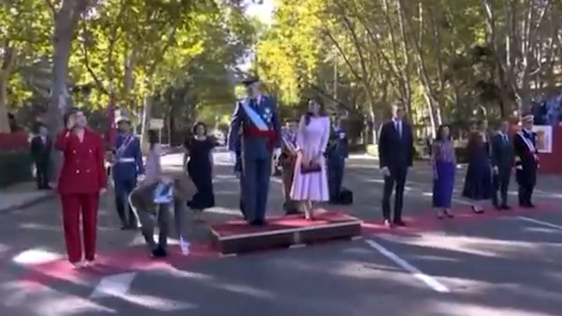 La princesa Leonor sufre un pequeño percance en el desfile: se le cae el Toisón de Oro y pide permiso al Rey para recogerlo