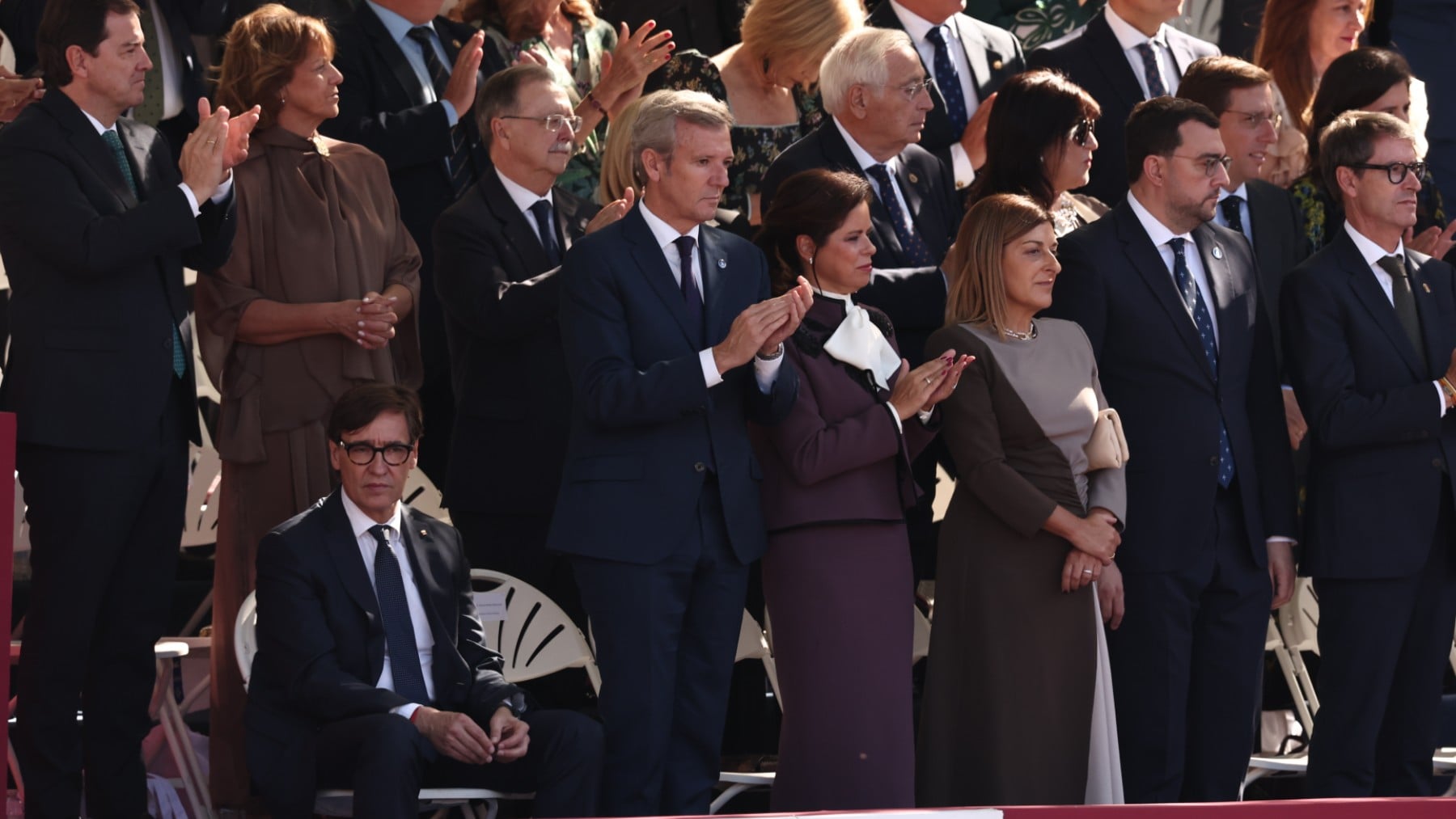 Illa no se levanta ante el paso de la Legión y de los Regulares de Melilla en el desfile del 12-O