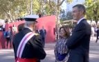 Vivas al Rey y gritos de «¡hijo de puta!» a Sánchez, que trata de evitar los abucheos esperando 3 minutos dentro del coche
