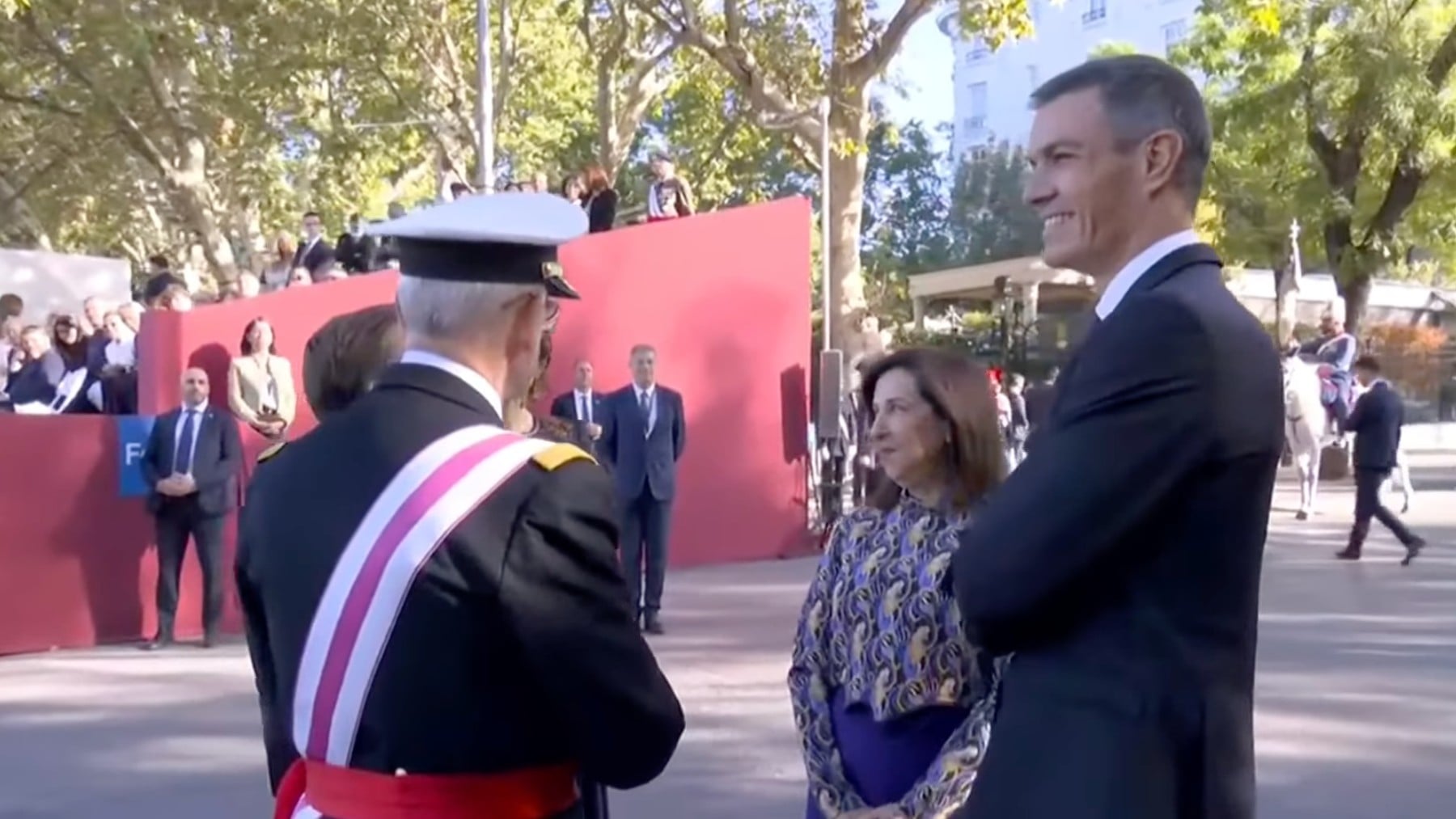 Vivas al Rey y gritos de ¡hijo de puta! a Sánchez, que trata de evitar los abucheos esperando 3 minutos dentro del coche