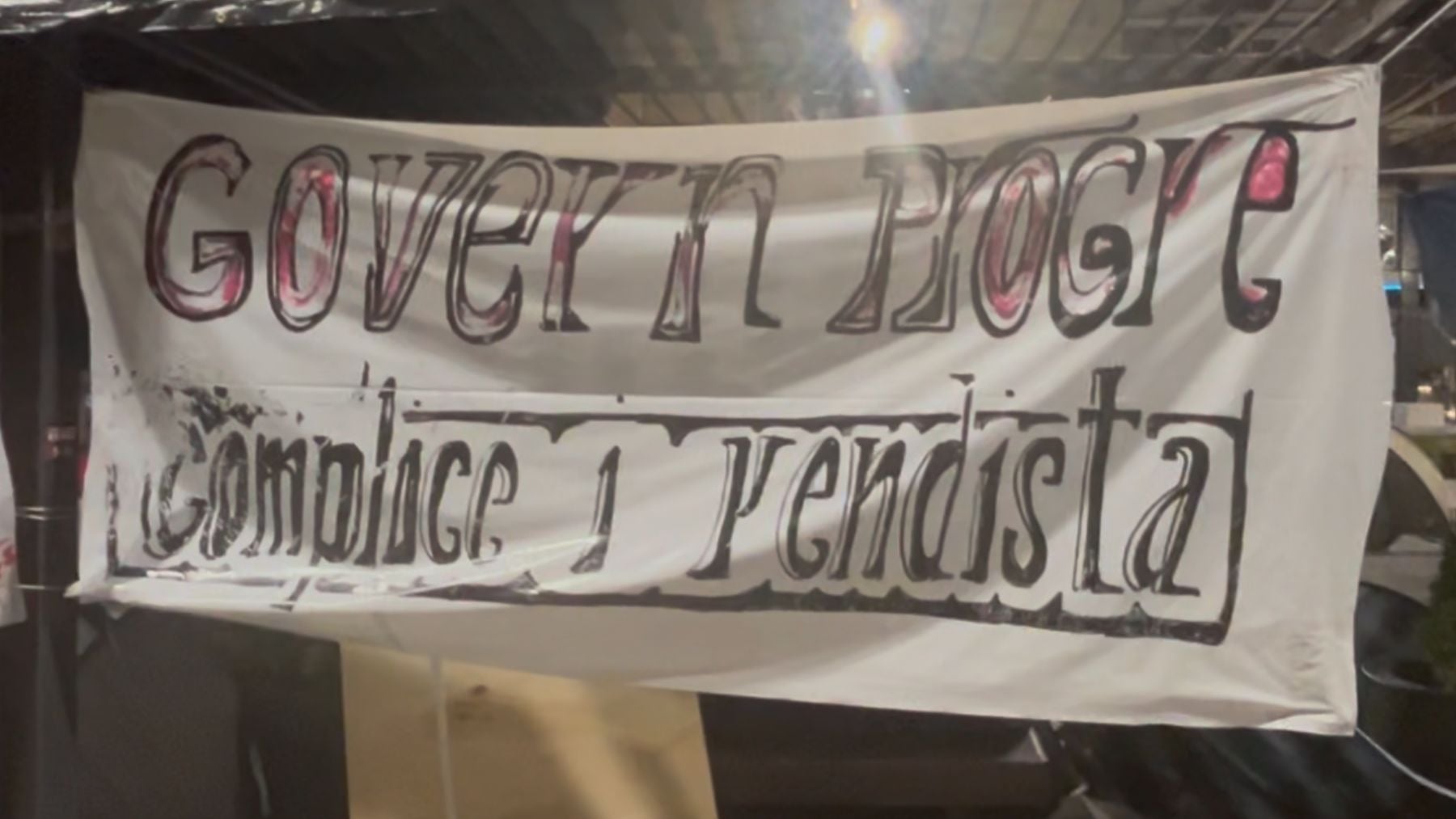 Un cartel contra la política de vivienda del gobierno en la acampada de Alicante.