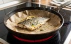Los chefs coinciden: «Para que el pescado quede perfecto, no engrases la sartén, sino unta con aceite un trozo de papel de horno»