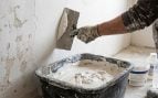 Los pintores recomiendan una mezcla de 3 kg de masilla para paredes, 500 ml de sellador y 300 ml de agua para preparar la pared antes de pintar