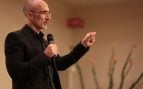 Arthur C. Brooks conversa con asistentes a un evento del Centro de Pensamiento Político y Liderazgo de la Universidad Estatal de Arizona en el Jardín Botánico del Desierto de Phoenix, en abril de 2017. Foto: Gage Skidmore vía Wikimedia Commons - CC BY-SA 2.0