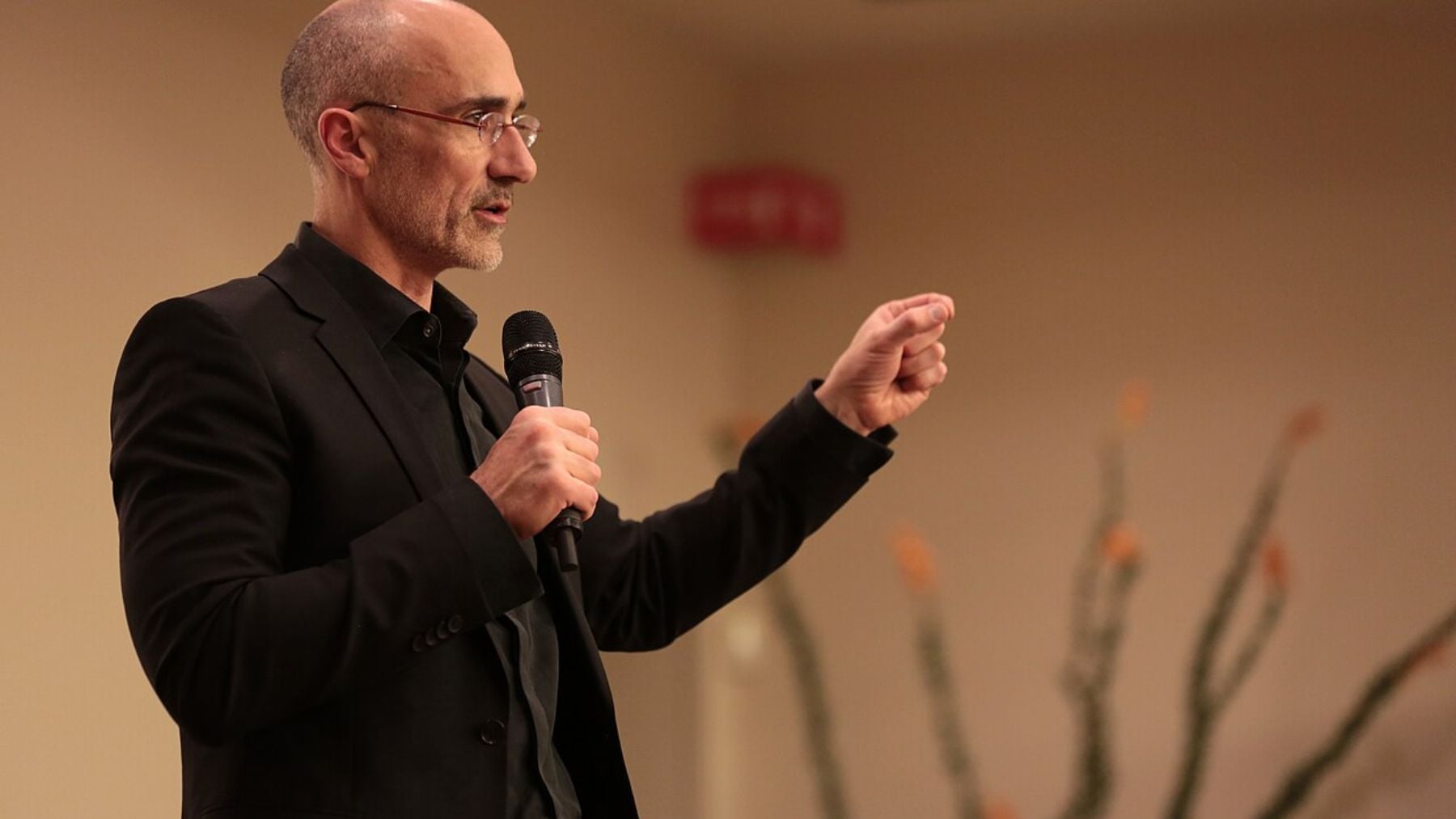 Arthur C. Brooks conversa con asistentes a un evento del Centro de Pensamiento Político y Liderazgo de la Universidad Estatal de Arizona en el Jardín Botánico del Desierto de Phoenix, en abril de 2017. Foto: Gage Skidmore vía Wikimedia Commons – CC BY-SA 2.0