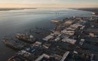 Vista aérea del astillero de Newport News con portaaviones atracados