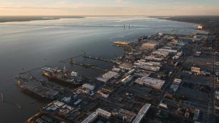 Vista aérea del astillero de Newport News con portaaviones atracados
