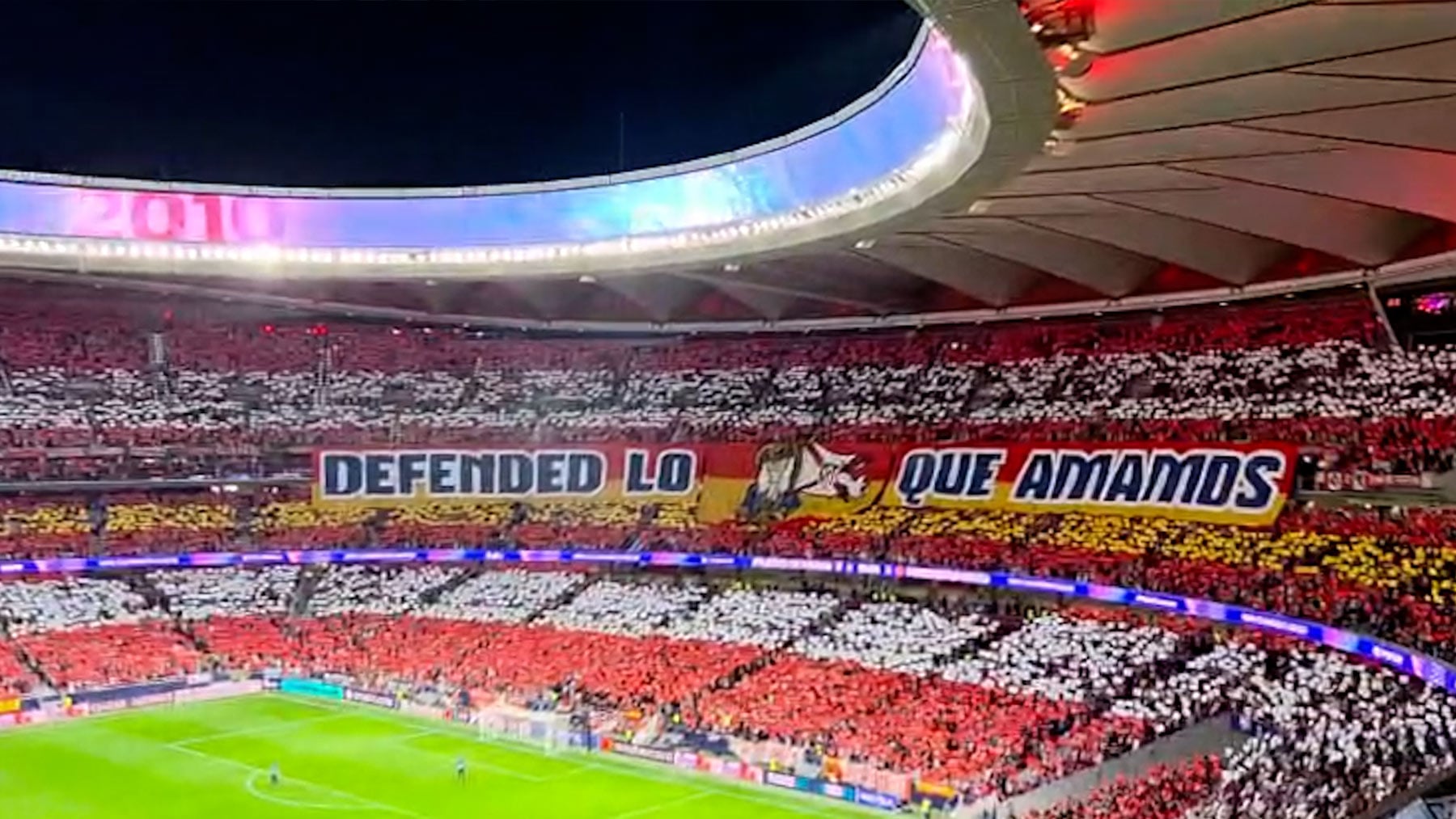 Colosal: el Metropolitano recibe al Atlético con una bandera de España gigante y el lema defended lo que amamos