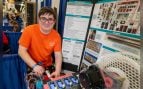 Benjamin Davis junto a su máquina para reciclar residuos de impresión 3D en la Regeneron ISEF 2025