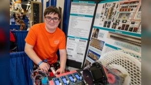 Benjamin Davis junto a su máquina para reciclar residuos de impresión 3D en la Regeneron ISEF 2025