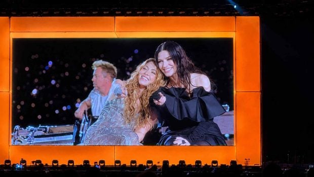 Shakira y Laura Pausini en el concierto de la colombiana. (Foto: COOL)