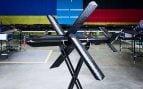 Un dron Seth X en la nave de producción de Auterion con las banderas de Ucrania y Alemania al fondo