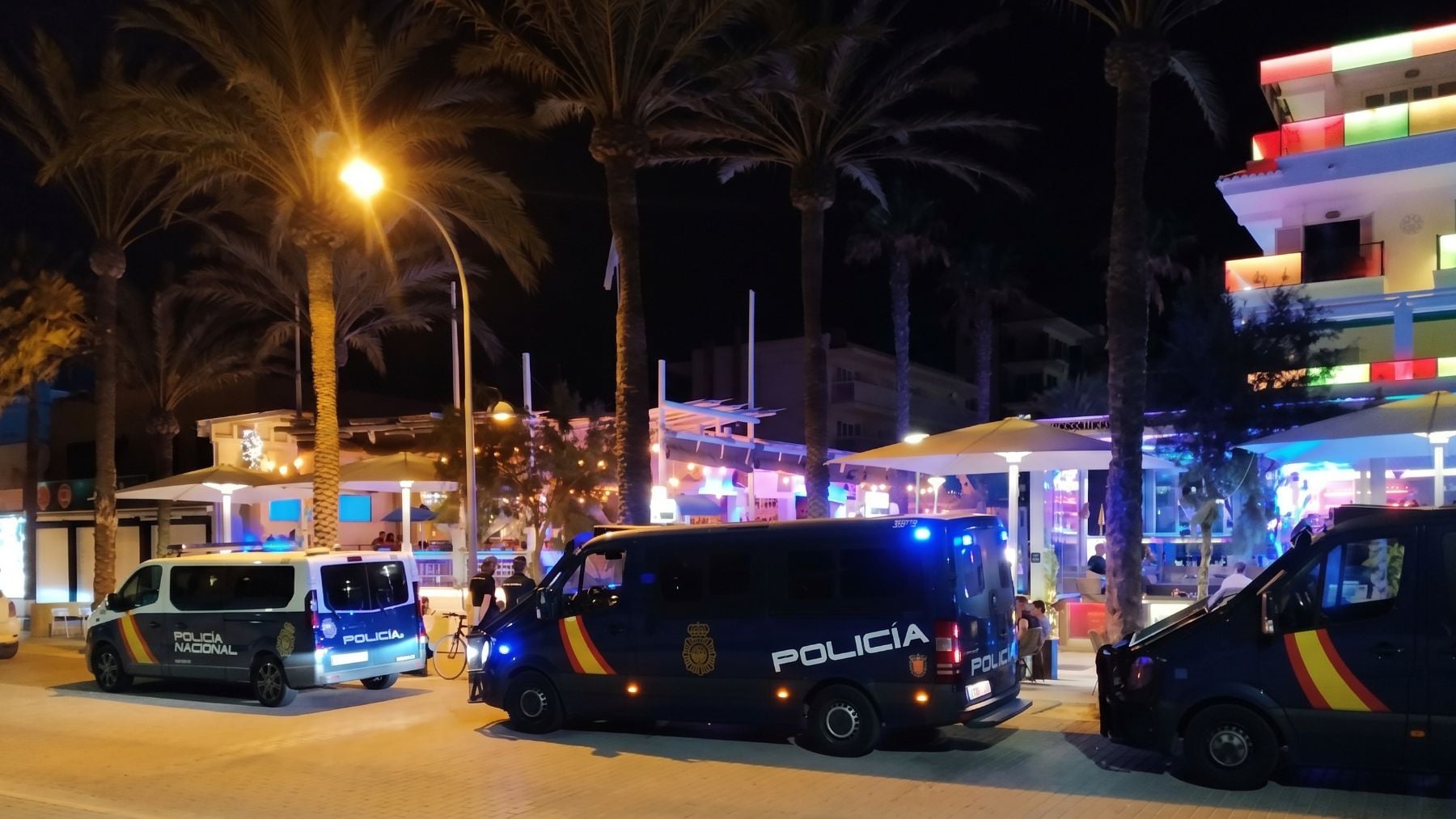 Tres furgones de la Policía Nacional en la Playa de Palma.