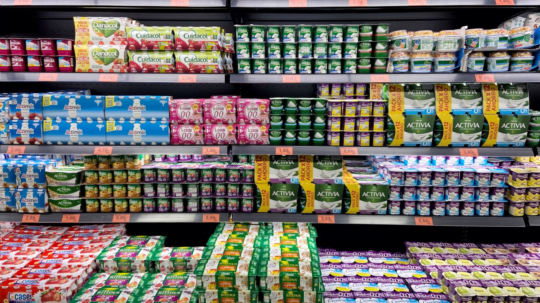 Góndola de yogures en un supermercado.