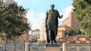 Estatua de Julio César en Roma. Foto: Leomudde vía Wikimedia Commons - CC BY-SA 4.0