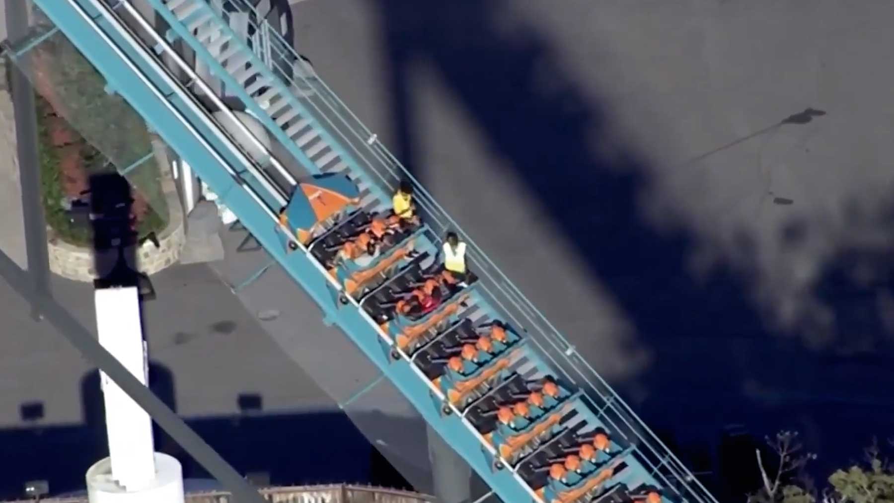 Muere un hombre tras caer de una montaña rusa en un parque de atracciones en Estados Unidos