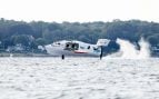 El barco volador eléctrico Viceroy de REGENT sobre sus hidroalas