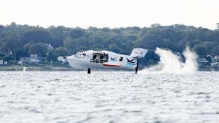 El barco volador eléctrico Viceroy de REGENT sobre sus hidroalas