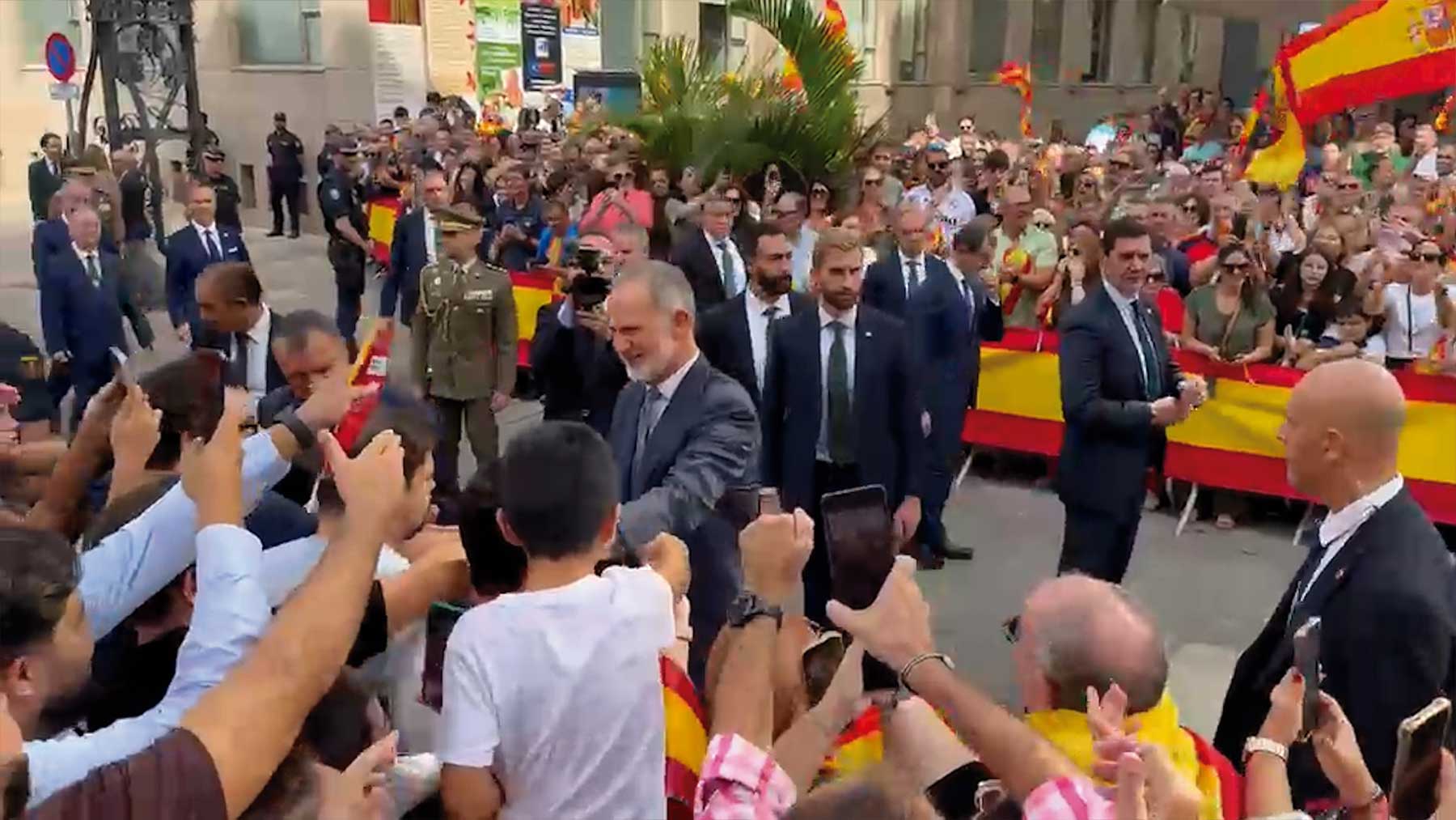 El Rey Felipe VI saludando a los ceutíes.