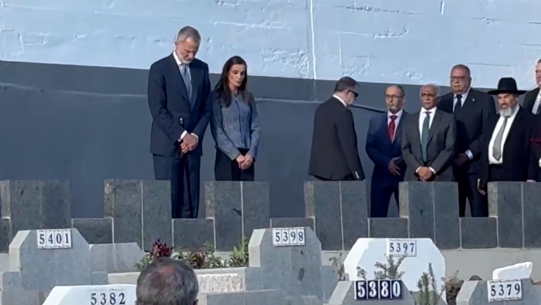 Los Reyes honran a los marroquíes muertos en la invasión que Mohamed VI se ha negado a repatriar, a algunos en plena frontera