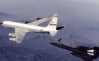 Un SR-71 Blackbird de la NASA reposta en vuelo de un avión cisterna KC-135 en 1997