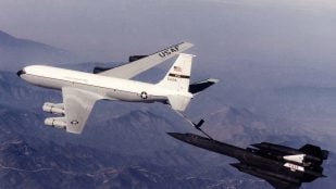 Un SR-71 Blackbird de la NASA reposta en vuelo de un avión cisterna KC-135 en 1997