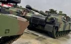 Tanques Abrams M1A2 SEPv3 polacos alineados en un muelle