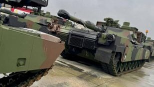 Tanques Abrams M1A2 SEPv3 polacos alineados en un muelle