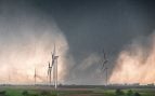 Tornado de Greenfield avanzando entre torres de aerogeneradores en Iowa en mayo de 2024