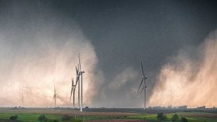 Tornado de Greenfield avanzando entre torres de aerogeneradores en Iowa en mayo de 2024