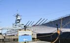 El acorazado USS Wisconsin amarrado en Norfolk junto al museo Nauticus