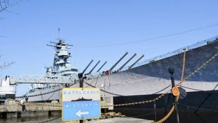 El acorazado USS Wisconsin amarrado en Norfolk junto al museo Nauticus