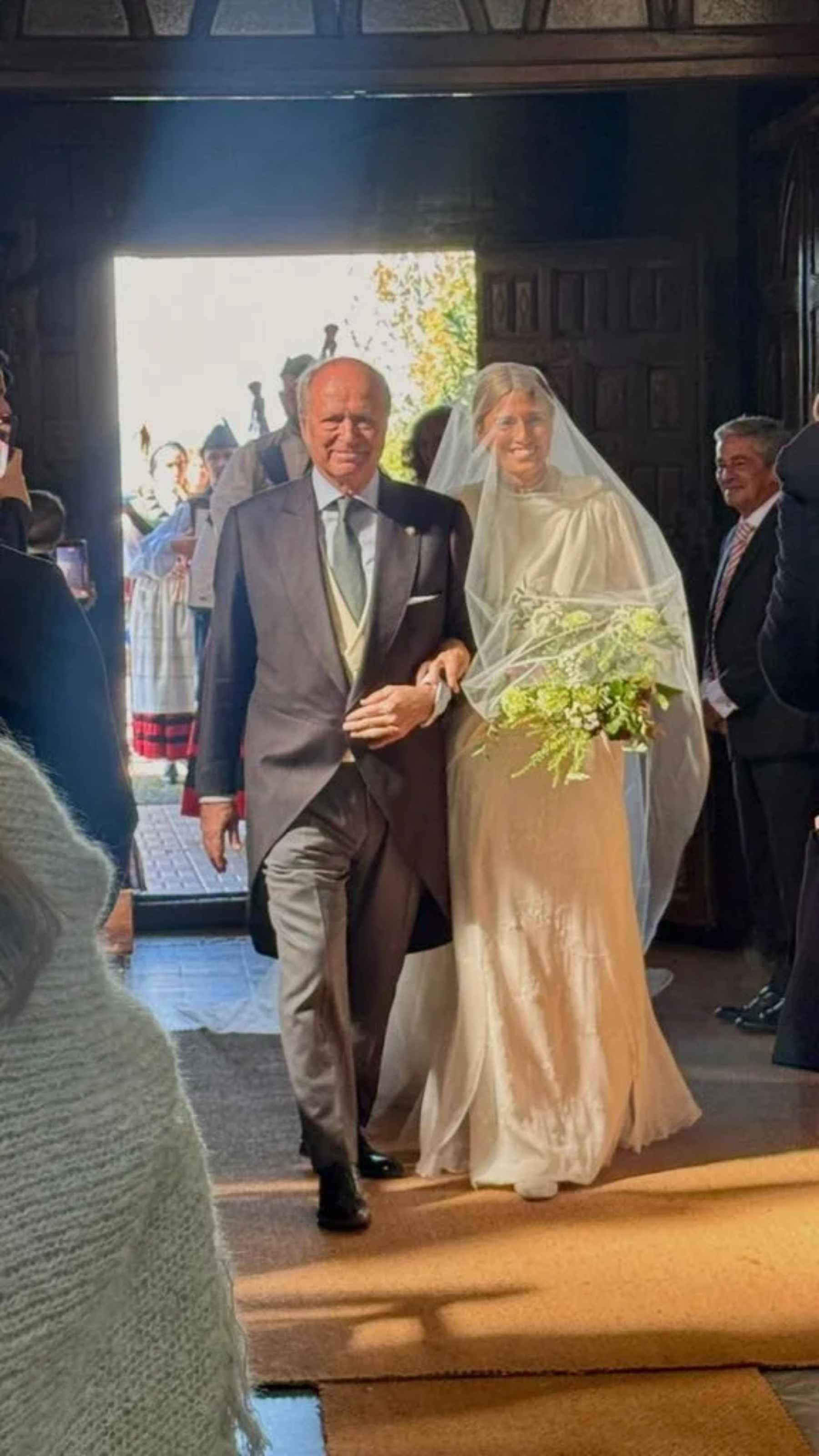 Belén Alfaro a su llegada al altar. (Foto: belenalfarofv)