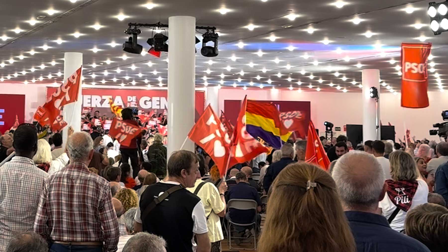 El PSOE reparte banderas del partido, Aragón y la UE pero ninguna de España en el mitin de Sánchez en Zaragoza