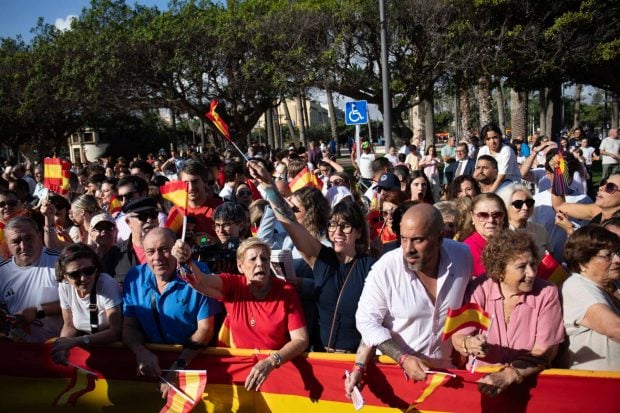 Ciudadanos esperando la llegada de los Reyes a Melilla. (Foto: Europa Press)