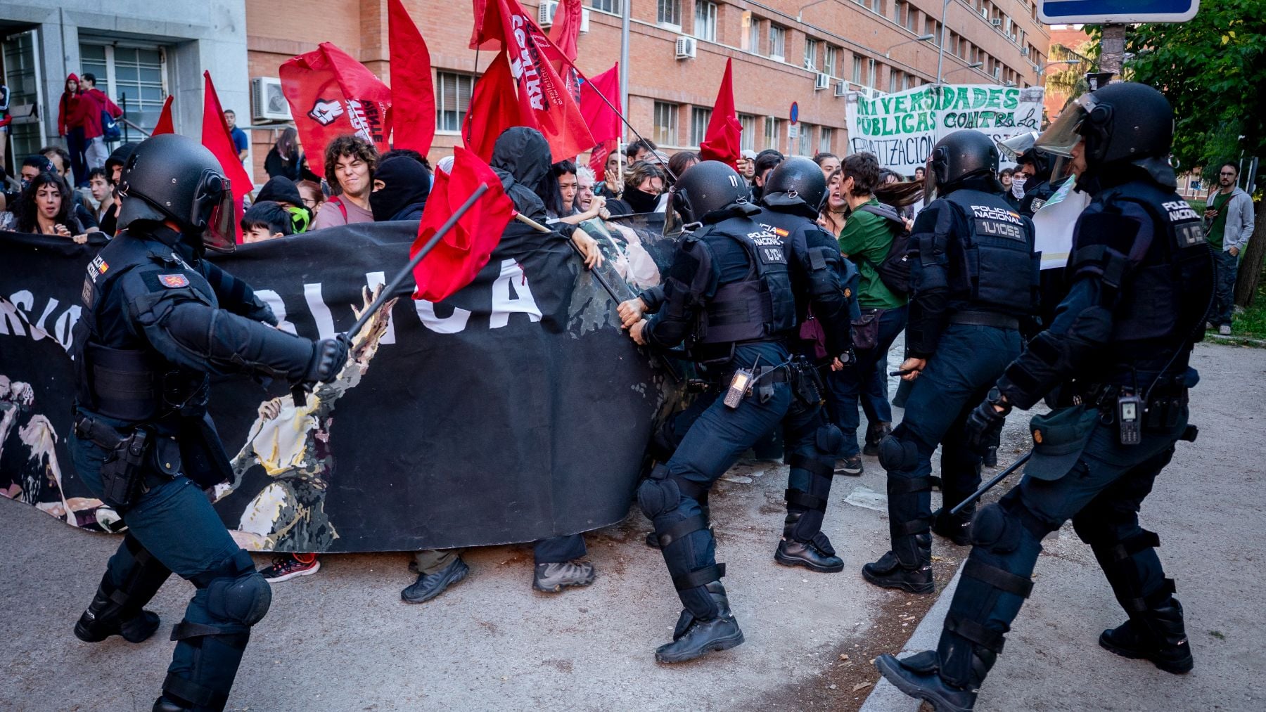 Cinco detenidos, dos policías heridos y cortes en la Castellana en el inicio de la huelga de Educación