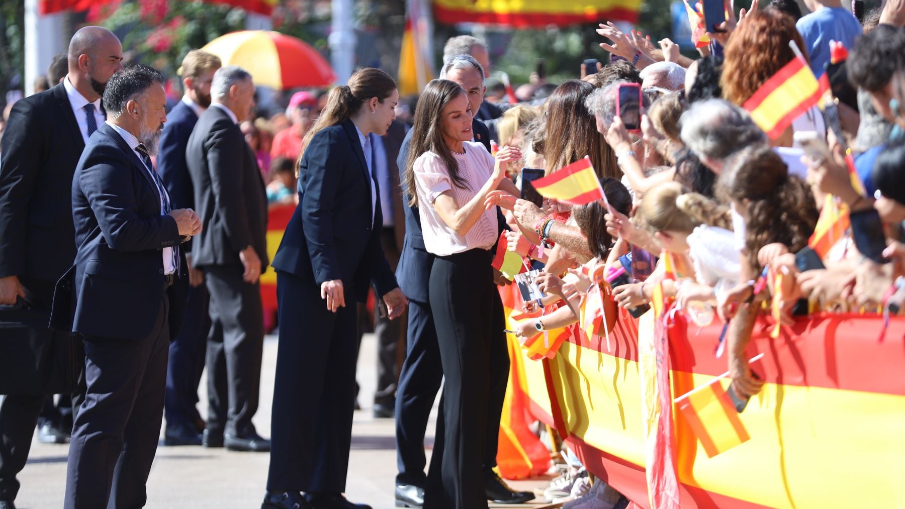 Los melillenses reciben a los Reyes entre ovaciones y cánticos: ¡De Ceuta y de Melilla no nos moverán!