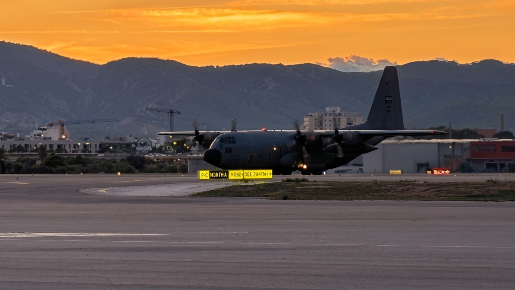 Un avión Hércules militar de Arabia Saudí en el aeropuerto de Palma.