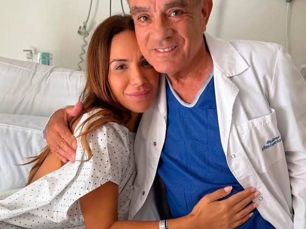 Tamara Gorro junto a su doctor tras someterse a una intervención (Foto: Instagram).