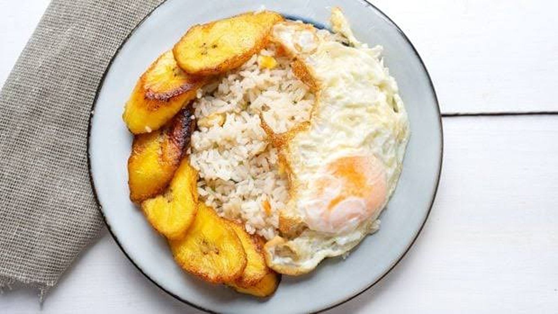 Mientras los chefs españoles hacen arroz a la cubana con plátano dulce, en Cuba sugieren que la receta original se hace con un bote de alubias y pimiento