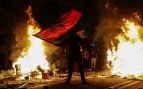 Miles de estudiantes asedian ministerios y el Parlamento en Tirana en la jornada más violenta de la Revolución de los Flamencos
